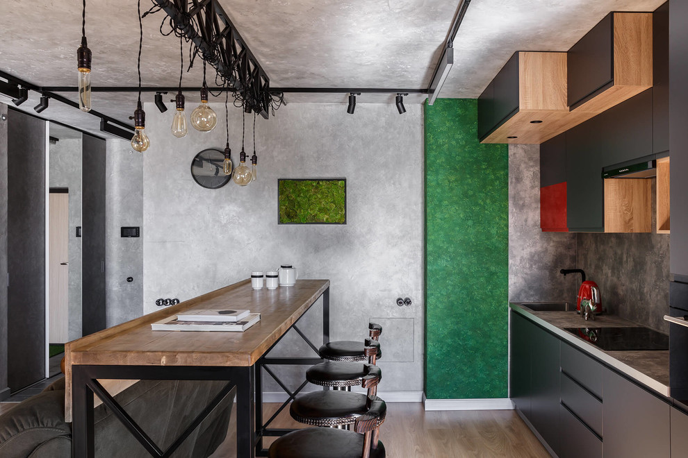 Foto di una piccola cucina minimal con ante lisce, ante nere, paraspruzzi grigio, parquet chiaro, pavimento beige, top grigio e lavello a vasca singola