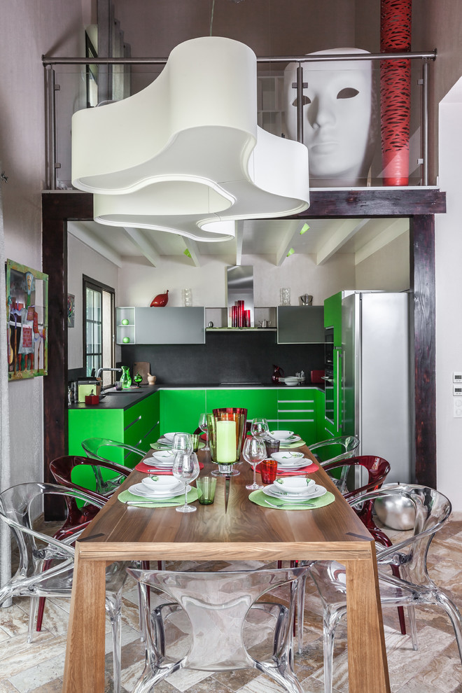 Modelo de cocinas en U contemporáneo sin isla con armarios con paneles lisos, puertas de armario verdes y salpicadero negro