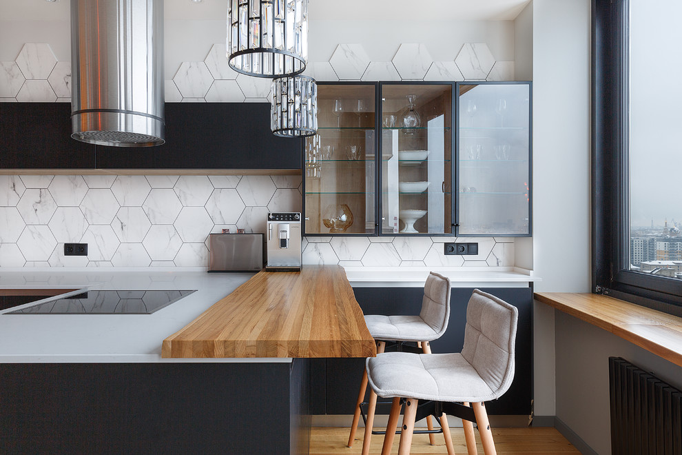 Стильный дизайн: кухня в современном стиле с белым фартуком, паркетным полом среднего тона, полуостровом, коричневым полом и стеклянными фасадами - последний тренд