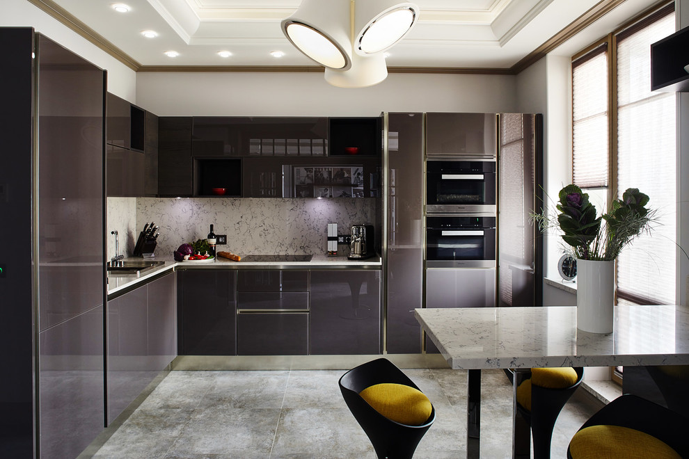 Moderne Küchenbar in L-Form mit Einbauwaschbecken, flächenbündigen Schrankfronten, bunter Rückwand, schwarzen Elektrogeräten, Halbinsel und grauem Boden in Moskau