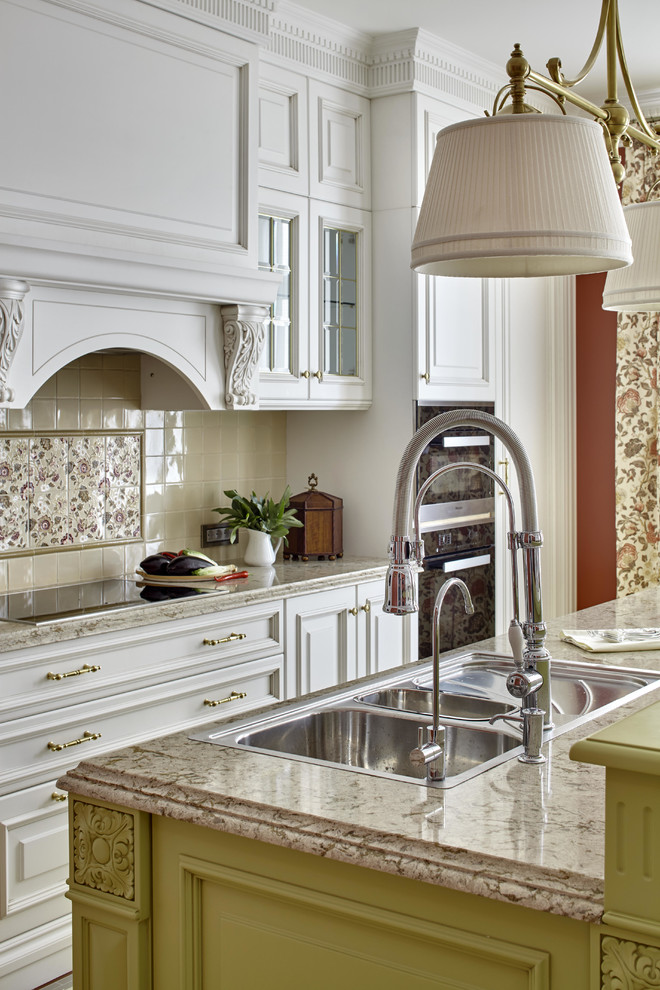 Exempel på ett klassiskt linjärt kök och matrum, med vita skåp, bänkskiva i kvarts, beige stänkskydd, stänkskydd i keramik, svarta vitvaror, klinkergolv i keramik, en köksö, en nedsänkt diskho och luckor med upphöjd panel
