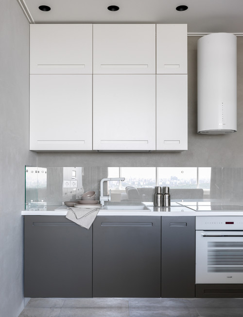 Clear Glass Sheet Backsplash: Sleek Sophistication in Very Small Kitchen Ideas