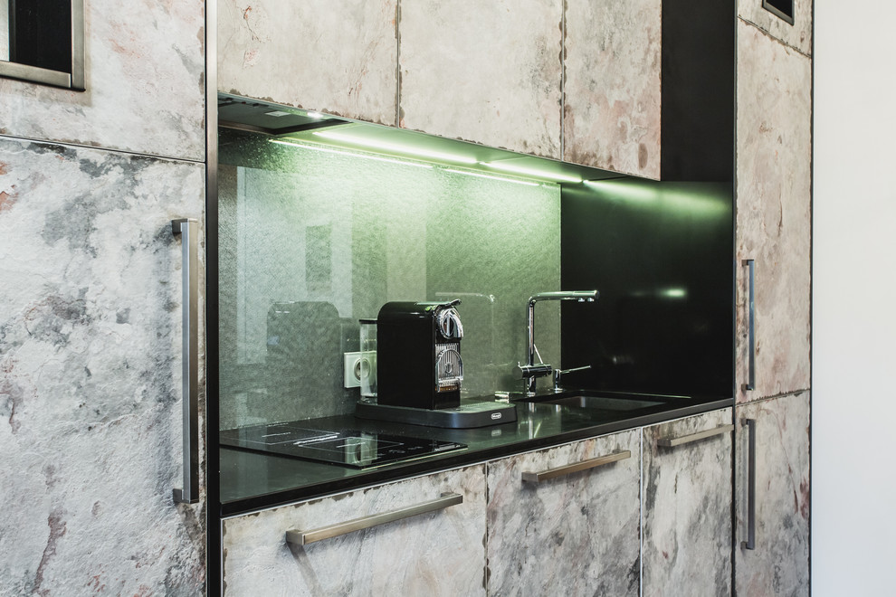 Foto de cocina industrial con fregadero bajoencimera, armarios con paneles lisos, puertas de armario grises y salpicadero verde