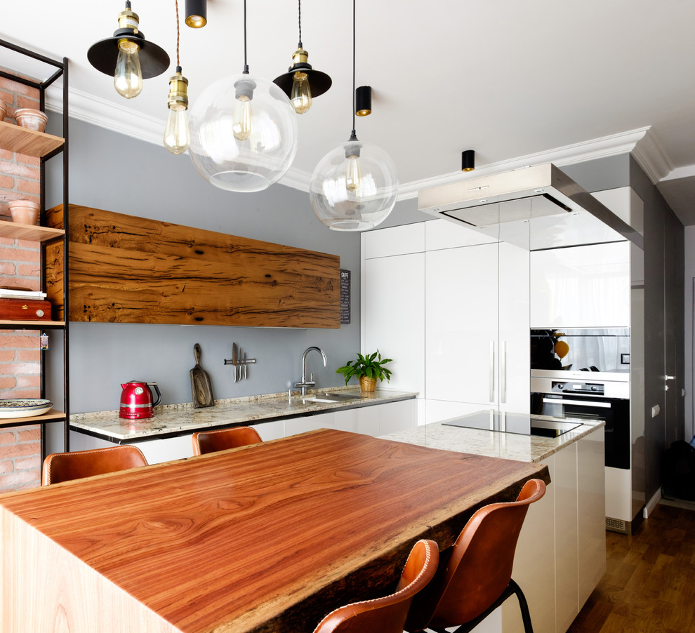 Idée de décoration pour une cuisine blanche et bois design en L de taille moyenne avec îlot.