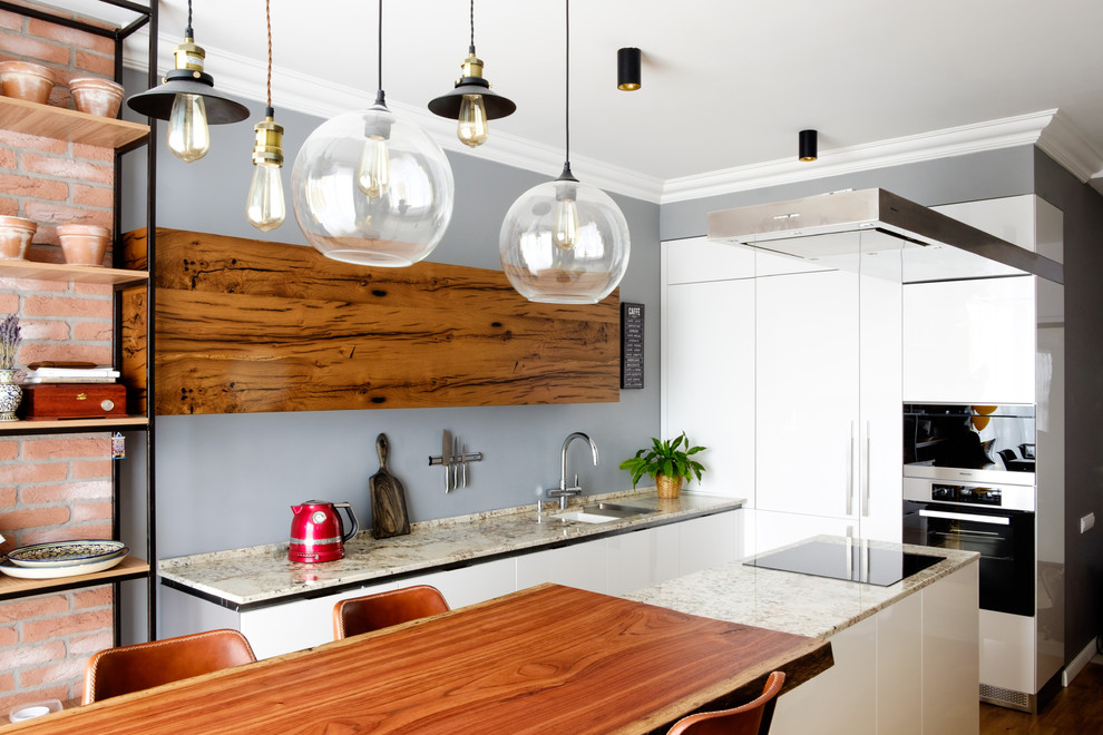 Immagine di una cucina minimal di medie dimensioni con ante lisce e ante bianche