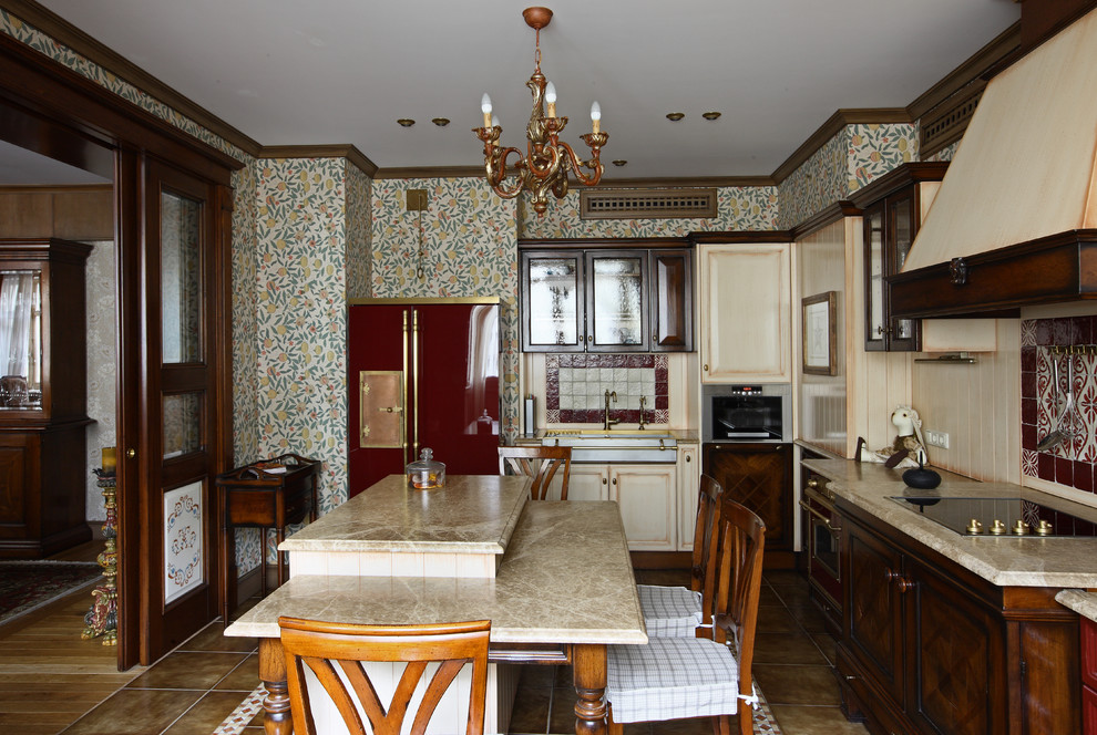 モスクワにあるヴィクトリアン調のおしゃれなキッチン (エプロンフロントシンク、濃色木目調キャビネット、ベージュキッチンパネル、シルバーの調理設備、茶色い床、ベージュのキッチンカウンター) の写真