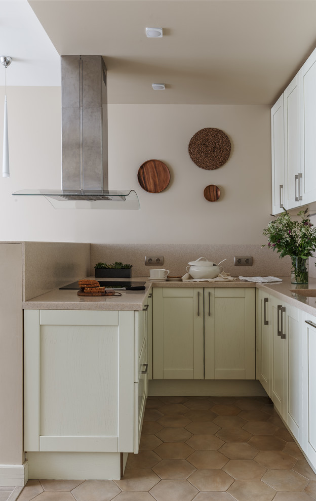 Inspiration pour une cuisine ouverte design en U avec un placard à porte shaker, des portes de placard blanches, une crédence beige, une péninsule, un sol marron et un évier intégré.
