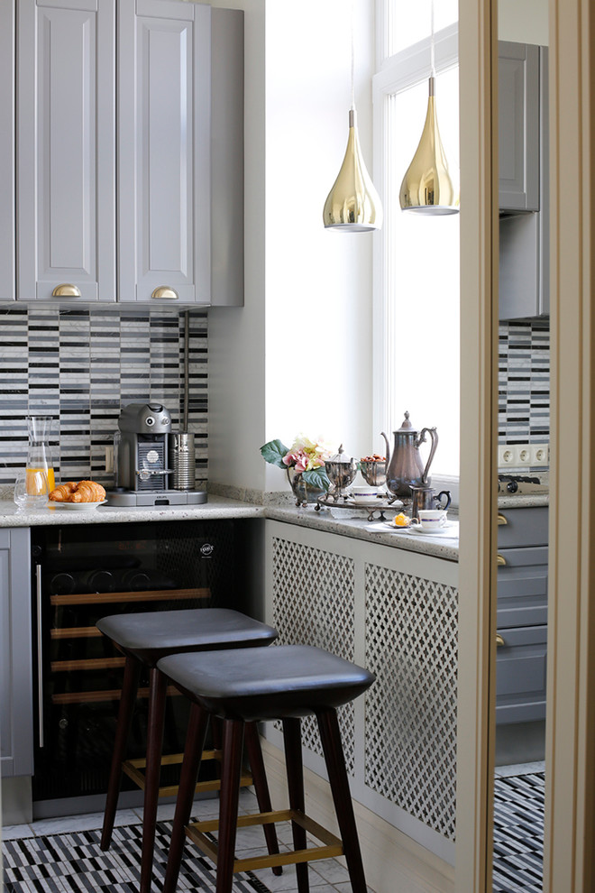 На фото: кухня в стиле неоклассика (современная классика) с фасадами с выступающей филенкой, серыми фасадами, мраморной столешницей и разноцветным фартуком