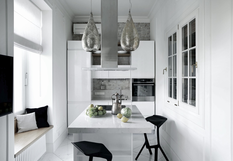 Idee per una cucina minimal con lavello sottopiano, ante lisce, ante bianche, paraspruzzi grigio, elettrodomestici in acciaio inossidabile, pavimento bianco e top grigio