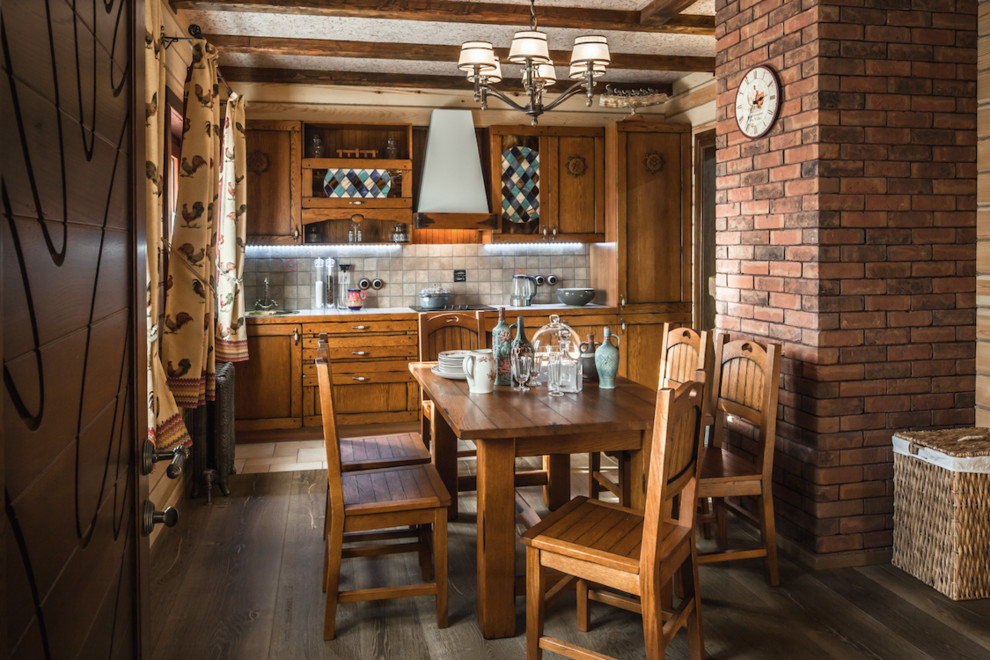 This is an example of a farmhouse single-wall kitchen/diner in Moscow with dark hardwood flooring, shaker cabinets, medium wood cabinets and grey splashback.