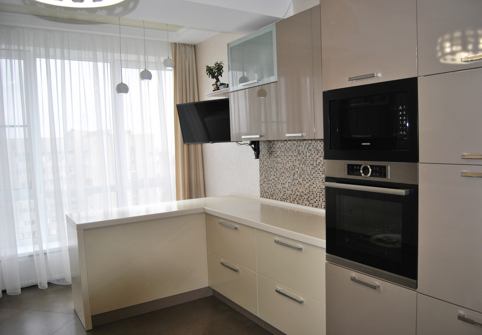Foto på ett mellanstort kök, med en dubbel diskho, beige skåp, bänkskiva i koppar, flerfärgad stänkskydd, stänkskydd i stenkakel, svarta vitvaror, klinkergolv i porslin och brunt golv