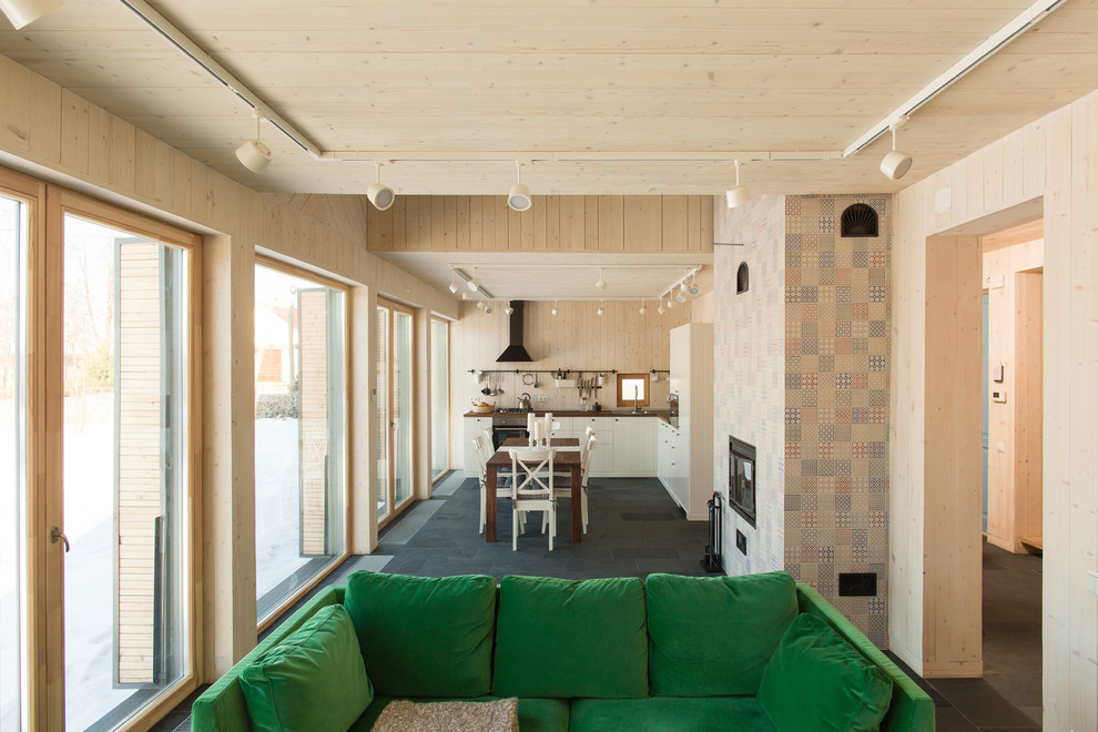 Idee per una cucina abitabile scandinava di medie dimensioni con pavimento in ardesia e pavimento nero