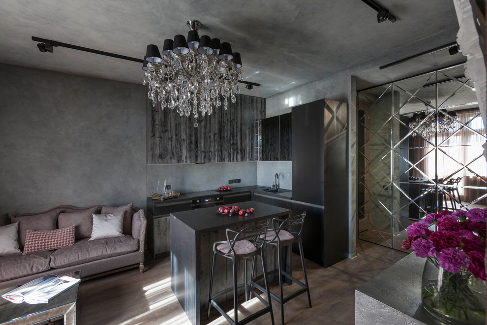Stilmix Wohnküche mit schwarzen Schränken, Küchenrückwand in Grau, Glasrückwand und Kücheninsel in Sankt Petersburg