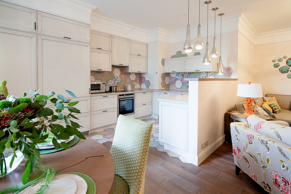 На фото: п-образная кухня-гостиная в современном стиле с фасадами с утопленной филенкой и белыми фасадами