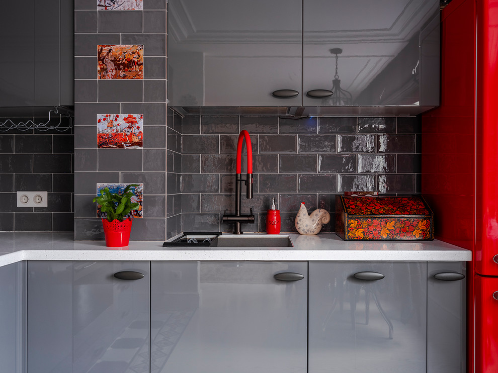 Esempio di una cucina eclettica con lavello sottopiano e paraspruzzi grigio