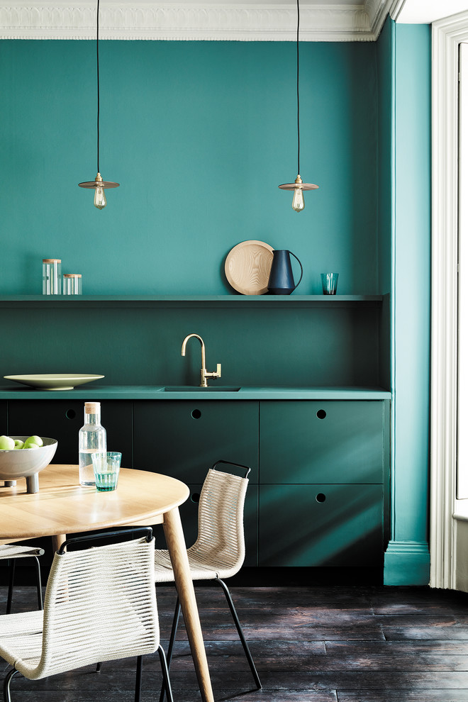 Esempio di una cucina abitabile contemporanea con ante lisce, ante verdi, paraspruzzi verde, top verde, lavello a vasca singola e parquet scuro