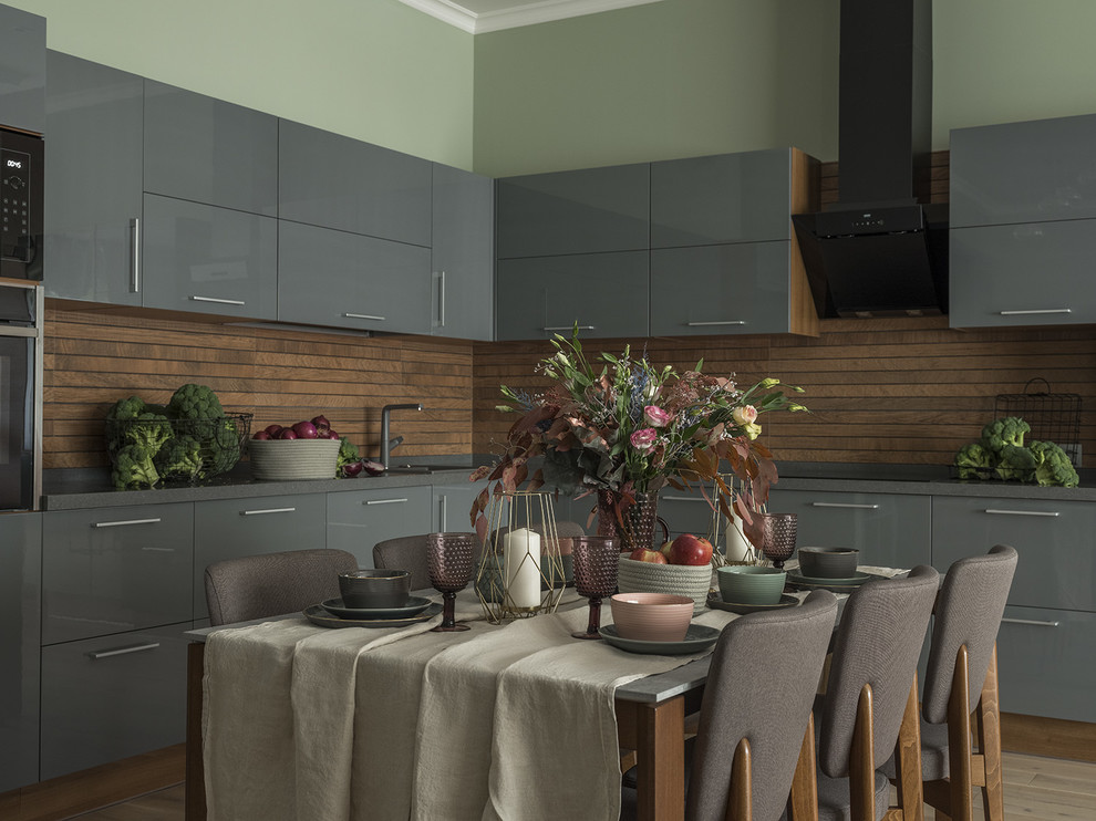 Immagine di una cucina a L minimal con lavello da incasso, ante lisce, ante grigie, paraspruzzi marrone, nessuna isola, pavimento beige e top grigio