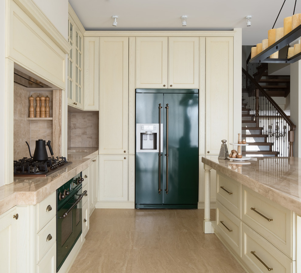 Inspiration för ett vintage kök, med marmorbänkskiva, stänkskydd i travertin, travertin golv, en köksö och färgglada vitvaror