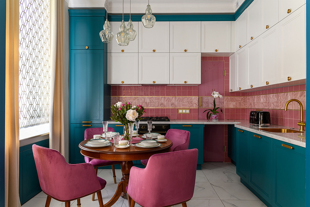 Stilmix Wohnküche in L-Form mit Unterbauwaschbecken, Schrankfronten mit vertiefter Füllung, Küchenrückwand in Rosa, weißem Boden und weißer Arbeitsplatte in Moskau