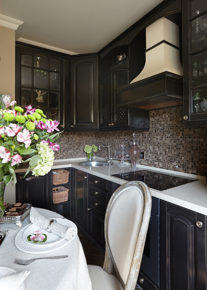 Foto di una cucina chic con lavello a vasca singola, ante nere, paraspruzzi multicolore, paraspruzzi con piastrelle a mosaico, nessuna isola e ante di vetro