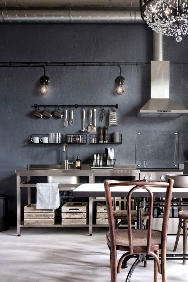 Bild på ett litet industriellt linjärt kök med öppen planlösning, med öppna hyllor, skåp i rostfritt stål, bänkskiva i rostfritt stål, rostfria vitvaror, målat trägolv och vitt golv