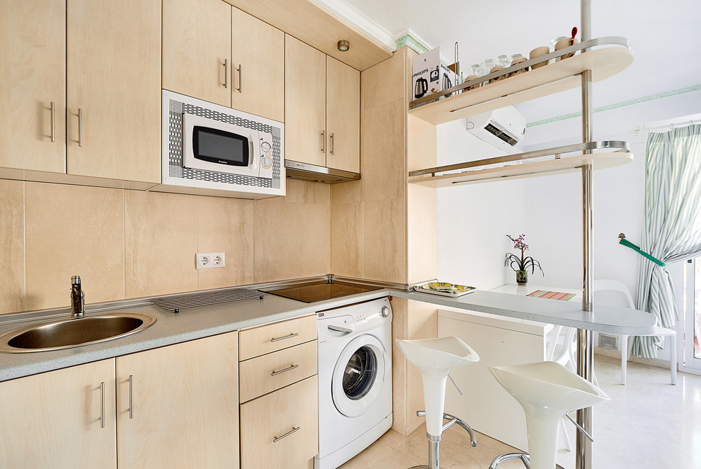 Aménagement d'une cuisine ouverte linéaire scandinave en bois clair avec un évier posé, un placard à porte plane, une crédence beige, une crédence en bois, un électroménager blanc, une péninsule et un sol beige.