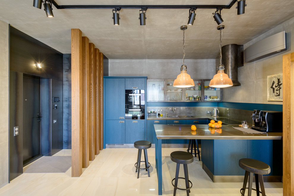 Offene Moderne Küche in U-Form mit flächenbündigen Schrankfronten, blauen Schränken, Küchenrückwand in Grau, schwarzen Elektrogeräten und Halbinsel in Novosibirsk