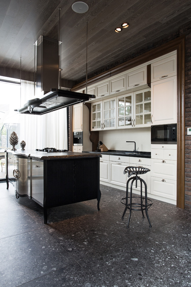 Inredning av ett modernt mycket stort kök, med släta luckor, skåp i rostfritt stål, vitt stänkskydd, svarta vitvaror, en köksö, en dubbel diskho, kaklad bänkskiva, stänkskydd i keramik, marmorgolv och grått golv