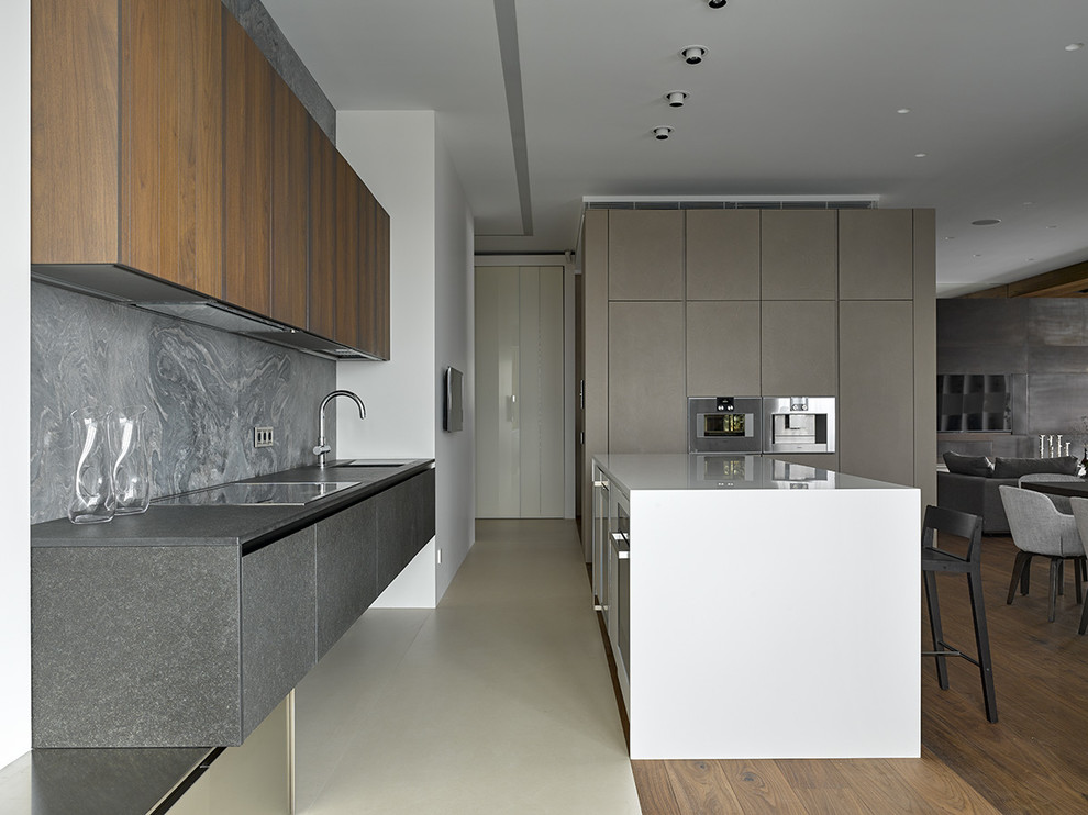 Zweizeilige Moderne Wohnküche mit flächenbündigen Schrankfronten, Küchenrückwand in Grau, Kücheninsel, dunklem Holzboden, braunem Boden und Küchengeräten aus Edelstahl in Moskau