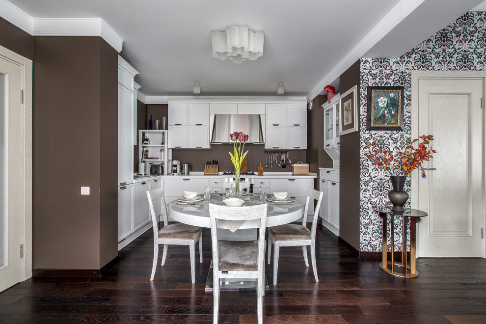 Foto på ett stort funkis kök, med vita skåp, bänkskiva i koppar, rostfria vitvaror, mörkt trägolv, brunt stänkskydd och luckor med infälld panel