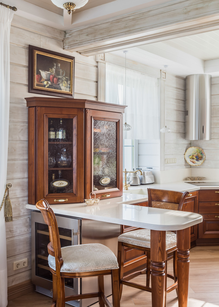 Mittelgroße Klassische Küche mit hellbraunen Holzschränken, Marmor-Arbeitsplatte, Küchenrückwand in Beige, Halbinsel, beigem Boden, Waschbecken und Glasfronten in Moskau