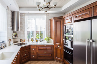 Бежевый холодильник в интерьере белой кухни (73 фото)