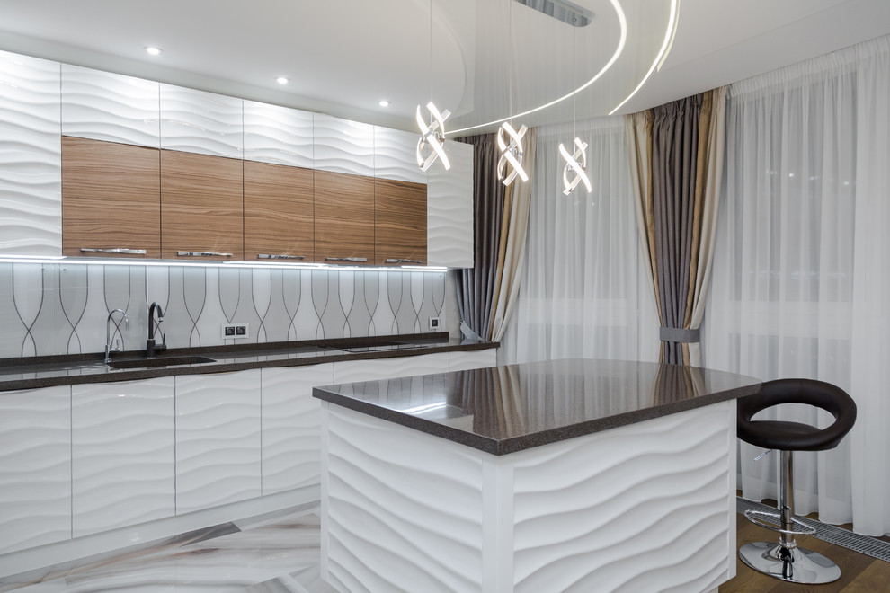 Exempel på ett mellanstort modernt kök, med vita skåp, en undermonterad diskho, luckor med profilerade fronter, granitbänkskiva, vitt stänkskydd, glaspanel som stänkskydd, rostfria vitvaror, marmorgolv och en köksö