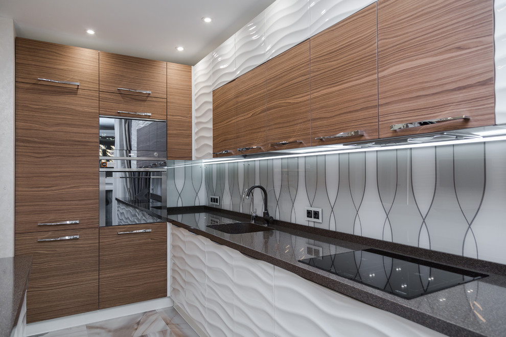 Exempel på ett mellanstort modernt kök, med en undermonterad diskho, luckor med profilerade fronter, vita skåp, granitbänkskiva, vitt stänkskydd, glaspanel som stänkskydd, rostfria vitvaror, marmorgolv och en köksö