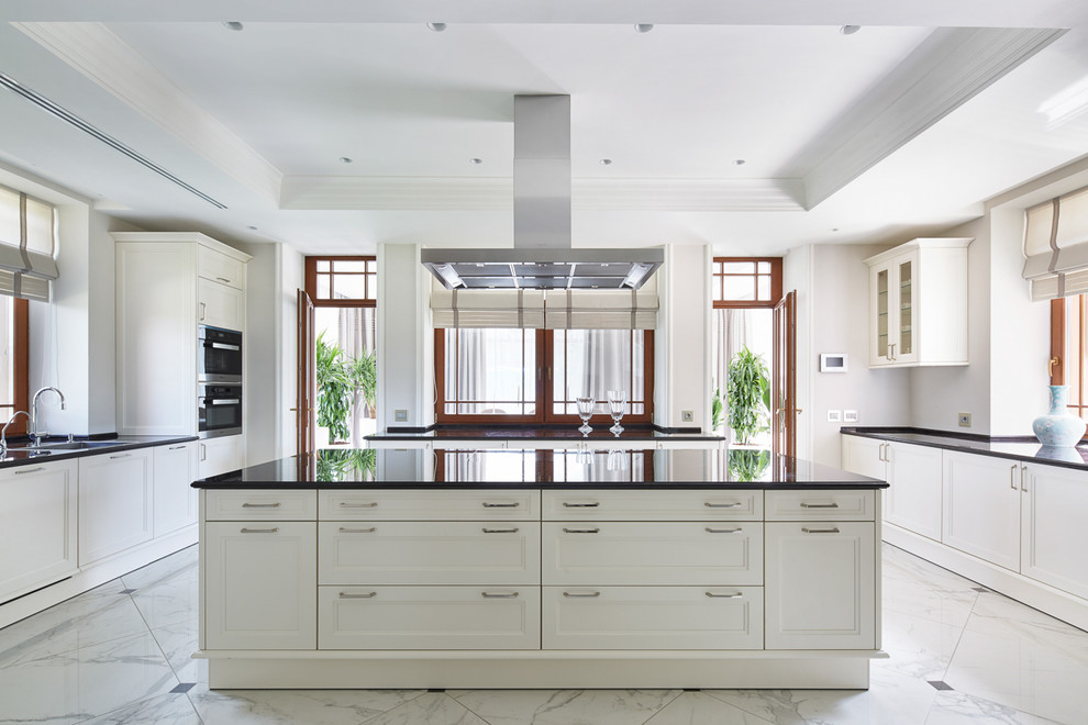 Idéer för ett modernt kök, med luckor med infälld panel, vita skåp, fönster som stänkskydd, rostfria vitvaror och flera köksöar