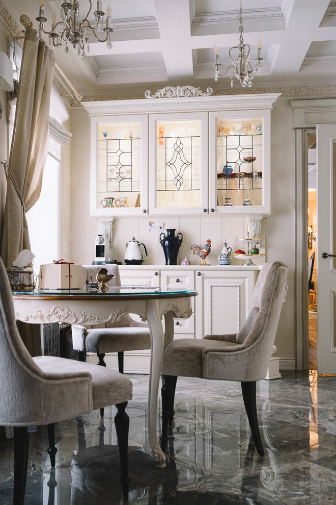 Источник вдохновения для домашнего уюта: кухня в классическом стиле с белыми фасадами и белым фартуком