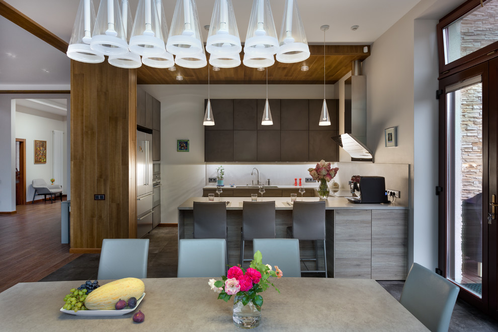 Immagine di una cucina di medie dimensioni con lavello sottopiano, ante lisce, ante con finitura invecchiata, elettrodomestici in acciaio inossidabile e soffitto in legno