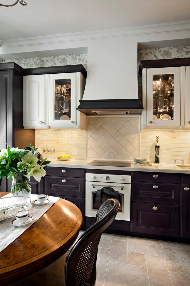 На фото: кухня в классическом стиле с черными фасадами, бежевым фартуком и фартуком из плитки кабанчик