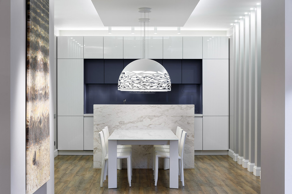 Foto di una cucina design di medie dimensioni con pavimento in linoleum, ante lisce e ante bianche