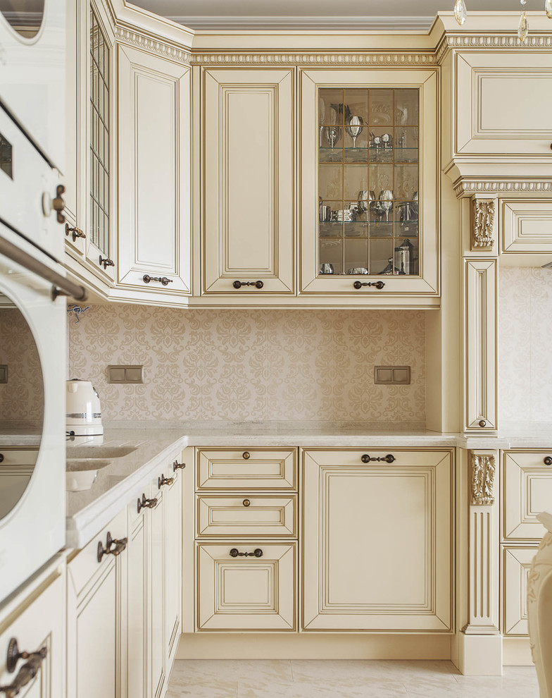 Стильный дизайн: кухня среднего размера в классическом стиле - последний тренд