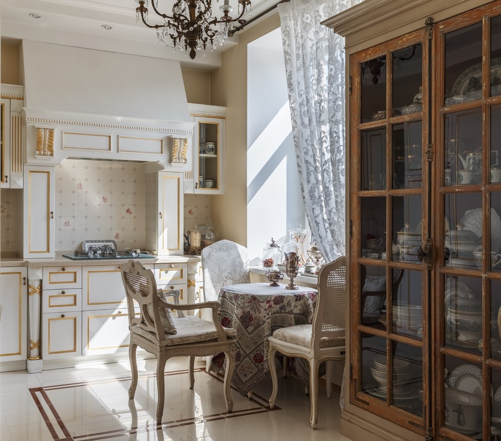 Immagine di una cucina lineare classica con ante con riquadro incassato, ante bianche, top beige, paraspruzzi bianco e pavimento bianco
