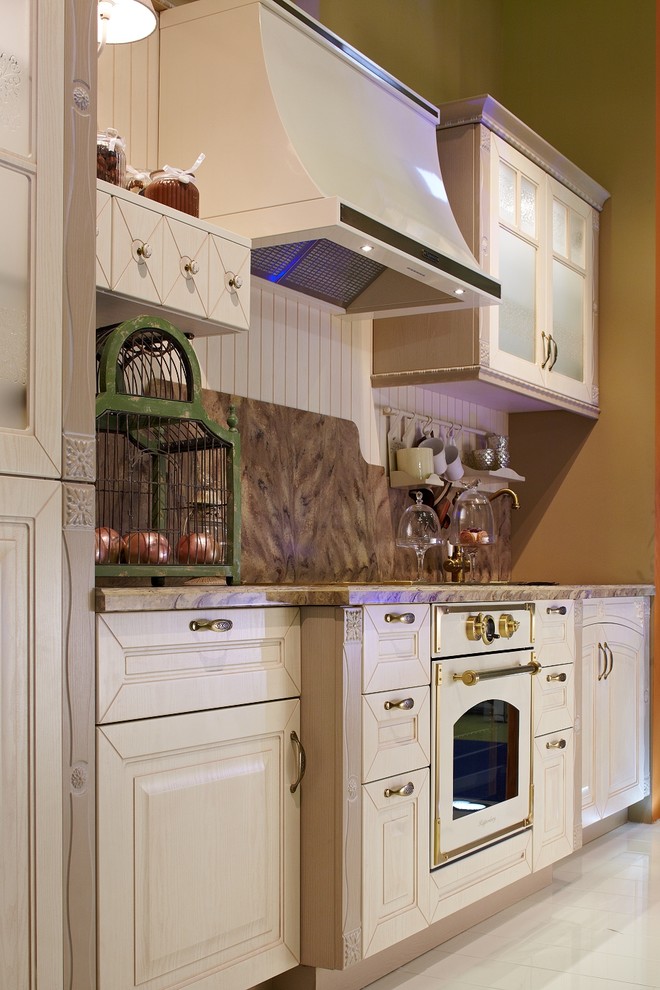 Imagen de cocina lineal clásica pequeña cerrada con armarios con paneles con relieve, puertas de armario beige y encimera de acrílico