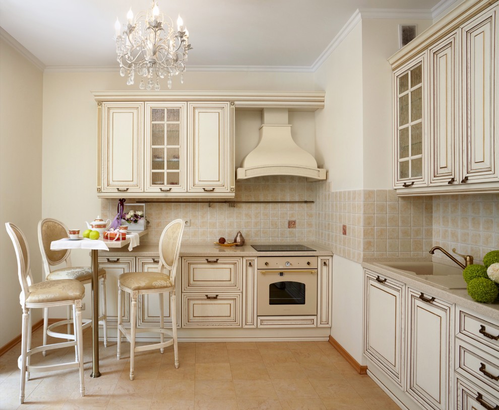Kitchen - traditional kitchen idea in Moscow