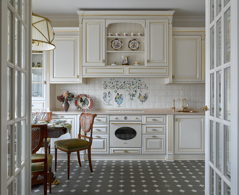 Exempel på ett mellanstort klassiskt kök och matrum, med en nedsänkt diskho, luckor med upphöjd panel, beige skåp, flerfärgad stänkskydd, färgglada vitvaror och flerfärgat golv
