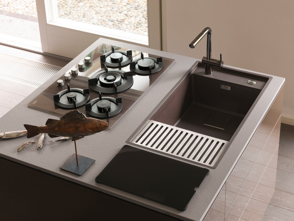 Foto di un cucina con isola centrale design di medie dimensioni con lavello da incasso e elettrodomestici colorati