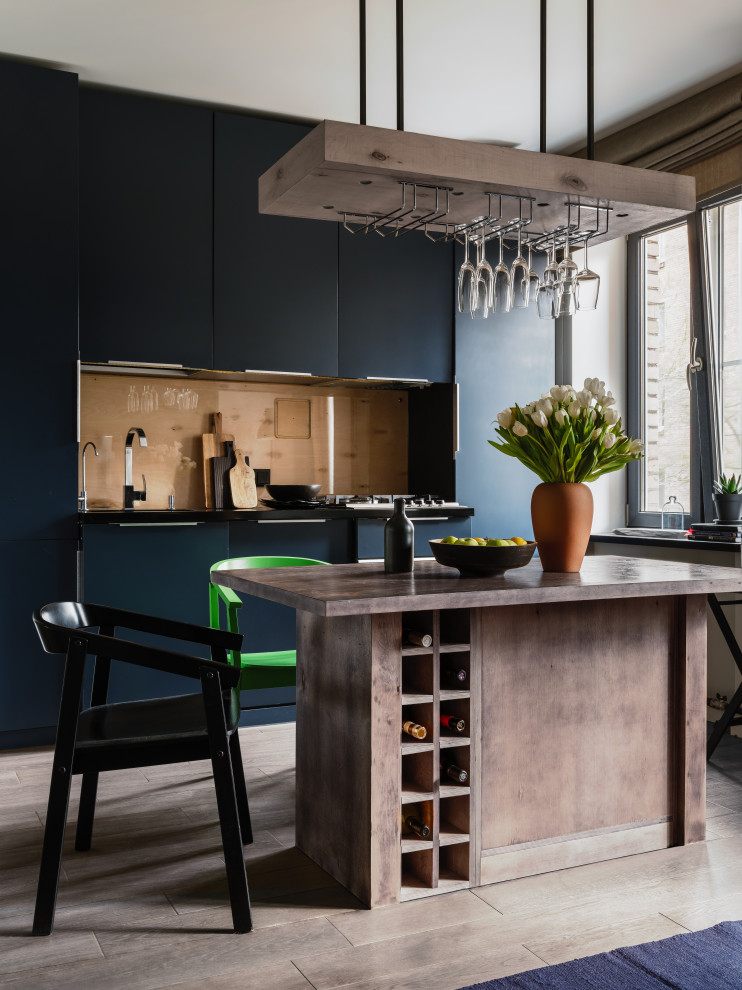 Bild på ett mellanstort funkis grå grått kök, med släta luckor, blå skåp, beige stänkskydd, stänkskydd i glaskakel, integrerade vitvaror, en köksö och beiget golv