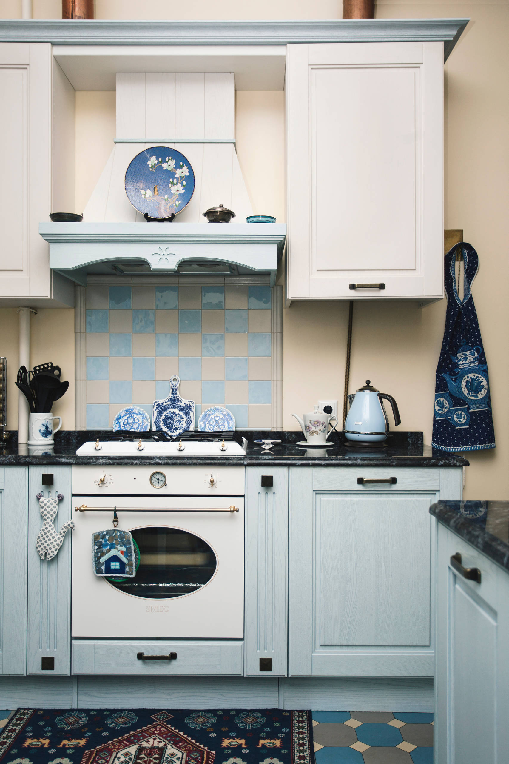 Кухня в голубых тонах: с какими цветами лучше комбинировать