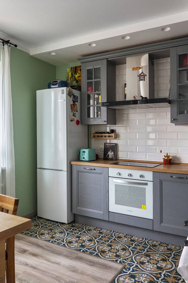 Пример оригинального дизайна: маленькая кухня в скандинавском стиле для на участке и в саду