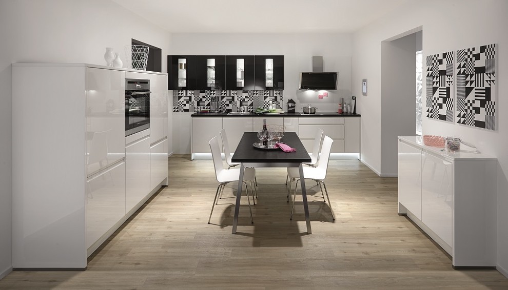 Foto di una grande cucina abitabile minimalista con paraspruzzi nero