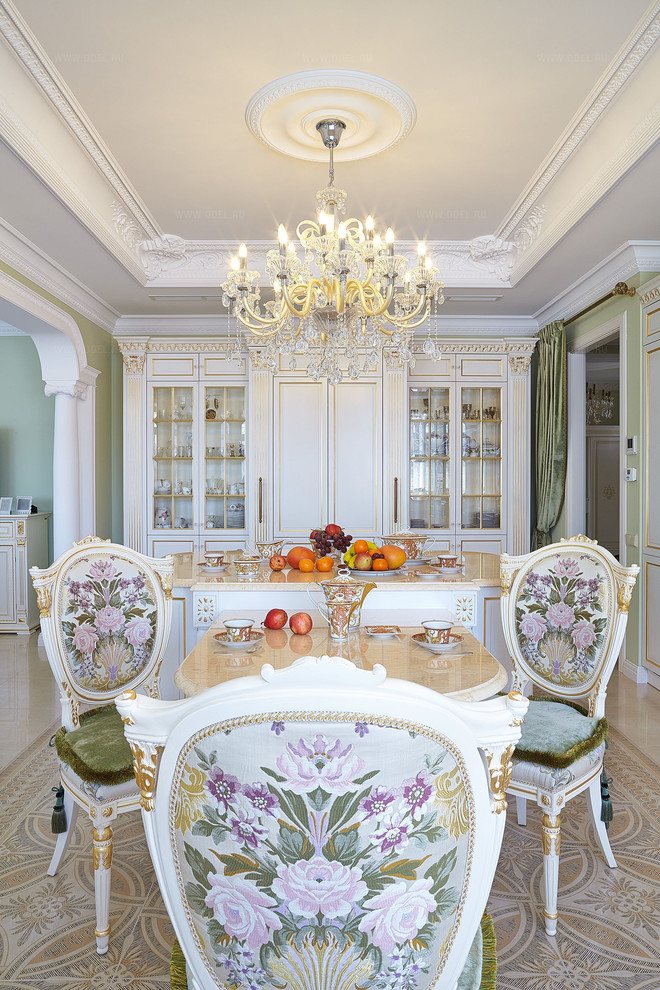 Пример оригинального дизайна: большая прямая кухня в классическом стиле с мраморной столешницей, полом из керамической плитки, островом, белыми фасадами и обеденным столом